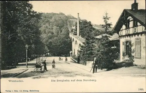 Ak Wiesbaden, Die Bergbahn auf dem Neroberg, Station, Passanten