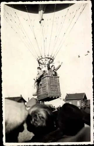 Foto Ak Männer in einem Heißluftballon, Zuschauer