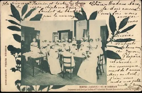 Japanische und ausländische Ak-Damen der Volunteer Nurses Association stellen Bandagen her