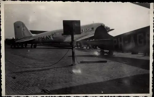 Foto Ak Niederländisches Passagierflugzeug, KLM, PH-AKT