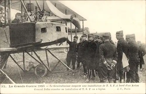 Ak Der Generalissimus inspiziert eine TSF-Installation an Bord eines Flugzeugs, General Joffre