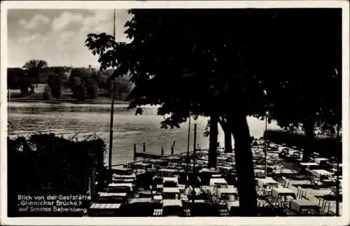 Ak Babelsberg Potsdam in Brandenburg, Blick von der Gaststätte Glienicker Brücke auf Schloss