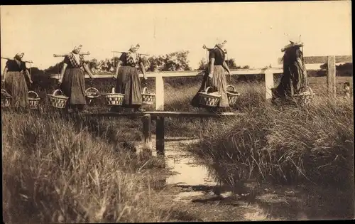 Ak Zeeland Niederlande, Naar de Stad. Vischvrouen, Fischerfrauen