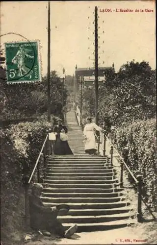 Ak Laon Aisne, Die Bahnhofstreppe