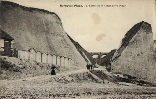 Ak Berneval le Grand Petit Caux Seine Maritime, Strand, Eingang zur Schlucht über den Strand