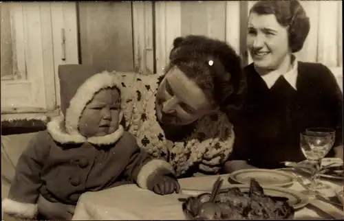 Foto Ak Juliana der Niederlande mit Tochter, Portrait, Tisch, Gläser