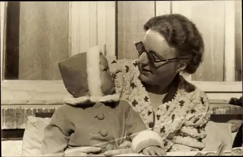 Foto Ak Juliana der Niederlande mit Tochter, Portrait, Sonnenbrille