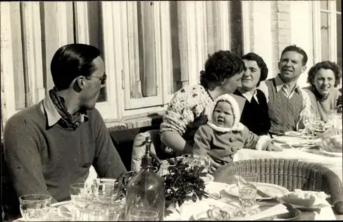 Foto Ak Juliana der Niederlande mit Tochter, Portrait, Prinz Bernhard, Tisch, Mahlzeit