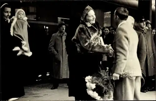 Foto Ak Prinzessin Juliana der Niederlande, Begrüßung, Blumen, Grindelwald 1939