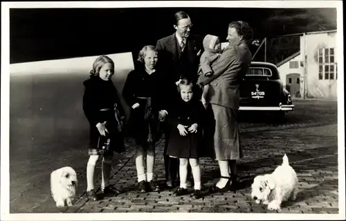 Ak Niederländisches Königshaus, Prinzessin Juliana mit Familie, Soesterberg 1948, Hunde