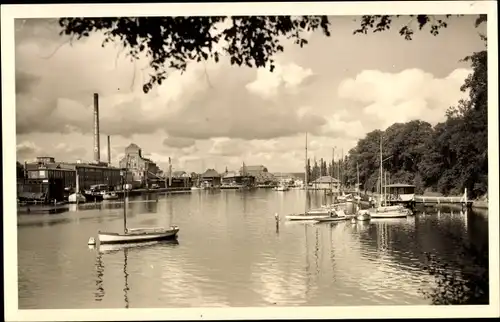 Foto Ak Neustadt in Holstein, Hafen, Schornstein