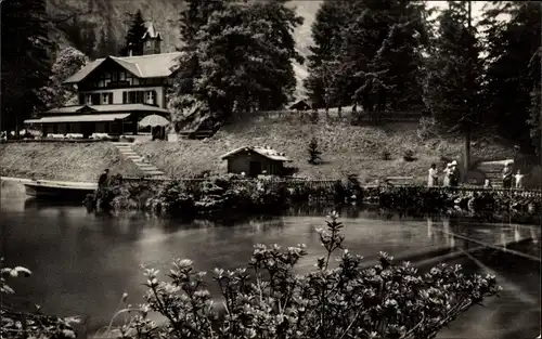 Ak Blausee Mitholz Kandergrund Kanton Bern, Motiv am Ufer