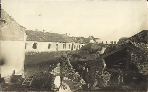 Foto Ak Serbien, Dorfansicht, Zerstörte Häuser, Kriegszerstörungen