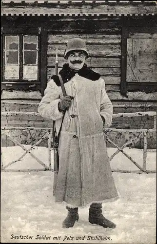 Ak Deutscher Soldat mit Pelz und Stahlhelm, Winter