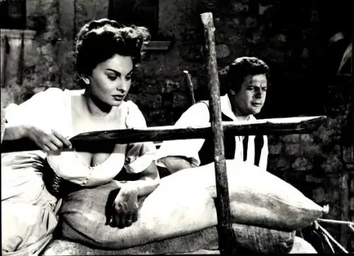 Ak Schauspieler Sophia Loren und Marcello Mastroianni, Filmszene, Eine Frau für schwache Stunden