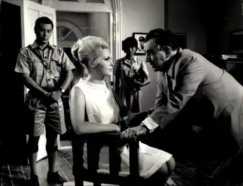 Foto Filmszene "Die Pagode zum fünften Schrecken", GB/D 1967, Szene mit Rupert Davis, Maria Röhm