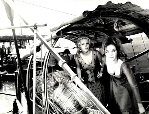 Foto Filmszene "Die Pagode zum fünften Schrecken", GB/D 1967, mit Maria Rohm und Maria Perschy