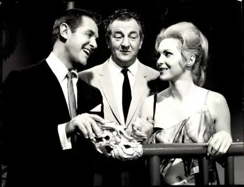 Foto Filmszene "Die Pagode zum fünften Schrecken", GB/D 1967, Bob Cummings, Maria Rohm,Rupert Davies