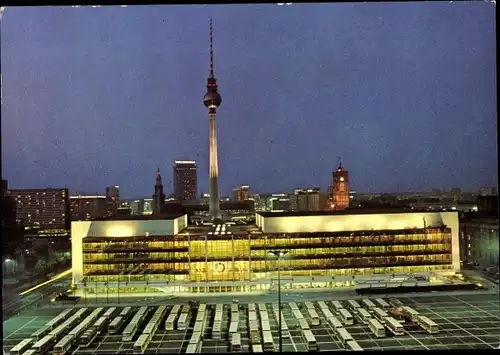 Ak Berlin Mitte, Palast der Republik, Fernsehturm, Rathaus, Nachtbeleuchtung