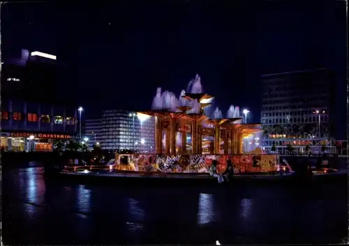 Ak Berlin Mitte, Alexanderplatz, Springbrunnen bei Nacht, beleuchtet