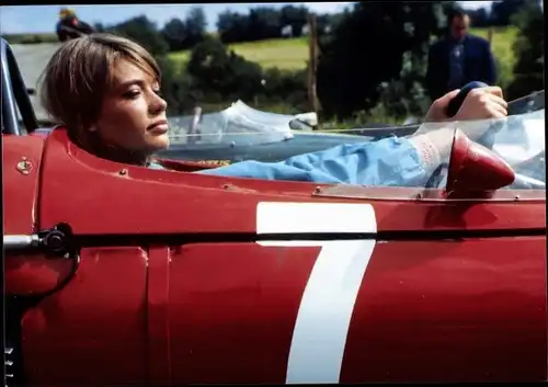 Ak Schauspielerin Francoise Hardy, Am Set von Grand Prix, Rennwagen