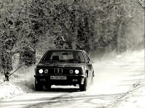 Foto BMW 635 CSi Coupé, Kennzeichen M YM 5697, verschneite Straße, BMW Werkfoto