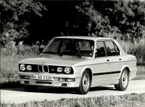 Foto BMW M 535i, Topmodell der 5er-Reihe, Kennzeichen M-NX 5320, BMW Werkfoto