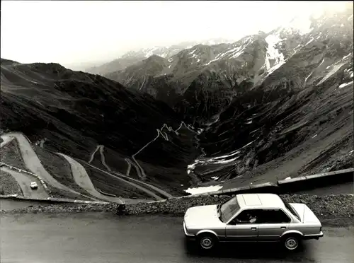 Foto BMW 324d, Serpentinenstraße im Hochgebirge, BMW Werkfoto