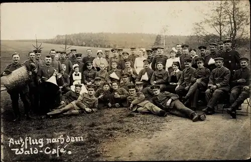 Foto Ak Freiberg in Sachsen, Ausflug nach dem Wald-Cafe, Deutsche Soldaten in Uniformen, Lazarett