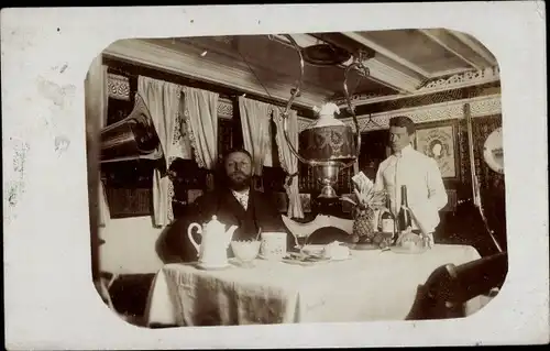 Foto Ak Mann in einem Gasthaus, Kellner, Ananas, Weinflaschen