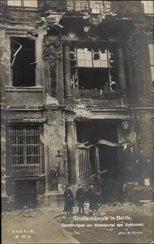 Ak Berlin Mitte, Straßenkämpfe, Zerstörungen am Mittelportal des Schlosses
