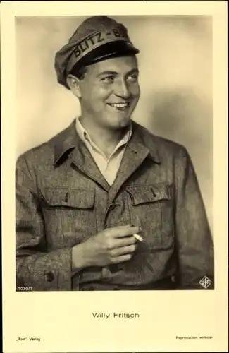 Ak Schauspieler Willy Fritsch, Portrait, Zigarette, Filmkostüm, Blitz-Blank