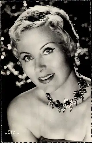 Ak Französische Schauspielerin Michèle Morgan, Portrait, Halsschmuck