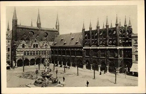 Ak Hansestadt Lübeck, Rathaus vom Markt aus, Brunnen