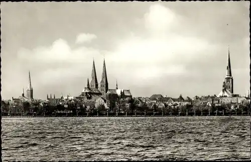 Ak Lübeck, Blick über die Wakenitz, Kirchen