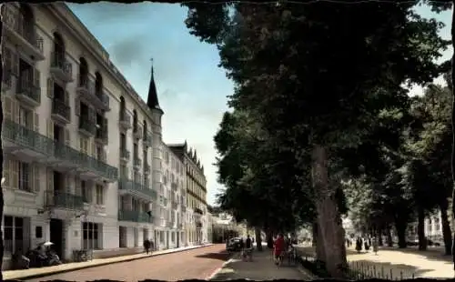 Ak Néris les Bains Allier, Nervenheilbad, Spaziergang