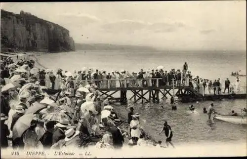 Ak Dieppe Seine Maritime, Estacade, Menschenmenge, Strand