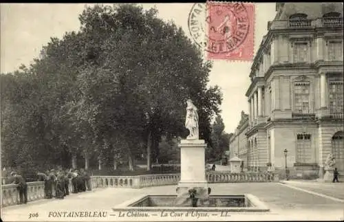 Ak Fontainebleau Seine et Marne, Le Chateau, La Cour d'Ulysse