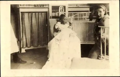 Foto Ak Juliana der Niederlande mit Tochter Beatrix, 1940