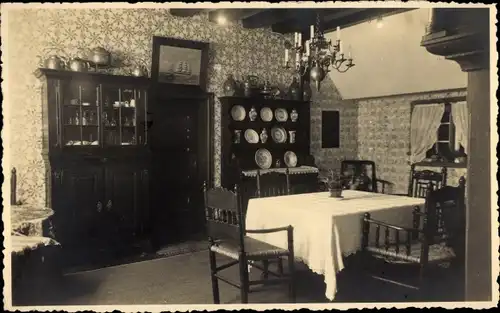 Foto Ak Küche, Innenraum, Wohnhaus, Teller, Tisch