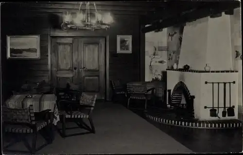 Foto Ak Deutschland, Wohnstube, Kamin, Tisch