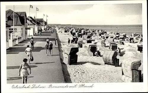 Ak Ostseebad Dahme in Holstein, Promenade, Strand, Strandkörbe, Passanten, Fahnen