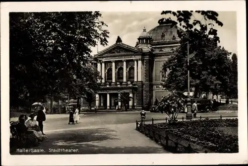 Ak Halle an der Saale, Stadttheater, Passanten