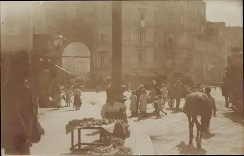 Foto Ak Marktplatz, Passanten, Pferd, Gebäude