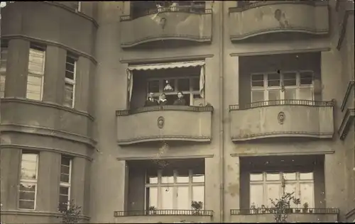 Foto Ak Deutschland, Wohnhaus, Balkon, Menschengruppe
