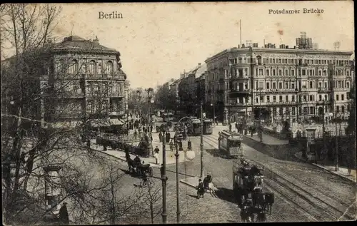 Ak Berlin Tiergarten, Potsdamer Brücke, Straßenbahnen, Passanten, Kutschen