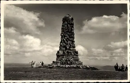 Ak Feldberg im Schwarzwald, Seebuck, Bismarckdenkmal, Passanten