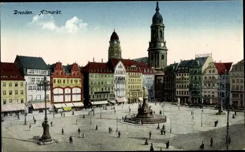 Ak Dresden Altstadt, Altmarkt, Denkmal, Kirchturm, Passanten