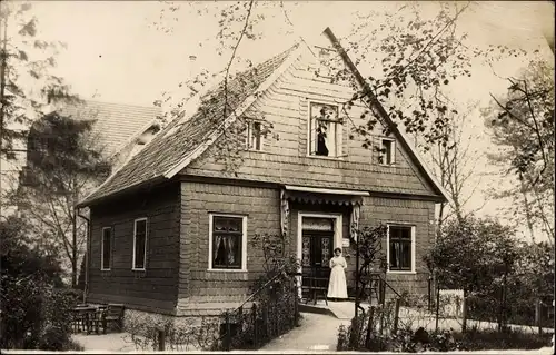 Foto Ak Bad Oeynhausen in Westfalen, Frau am Hauseingang