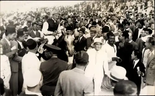 Foto Ak Alexandria Ägypten, Menschengruppe, Platz, Wette